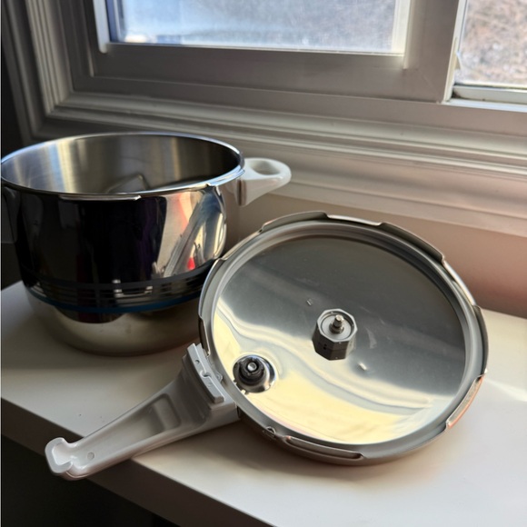 Fissler Vitavit **NEVER USED** Stainless Steel Pressure Cooker with Blue Stripes - Picture 3 of 16